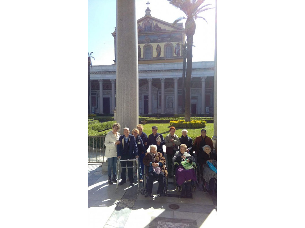 Gli ospiti della Casa di riposo in visita alla Basilica di San Paolo fuori le mura