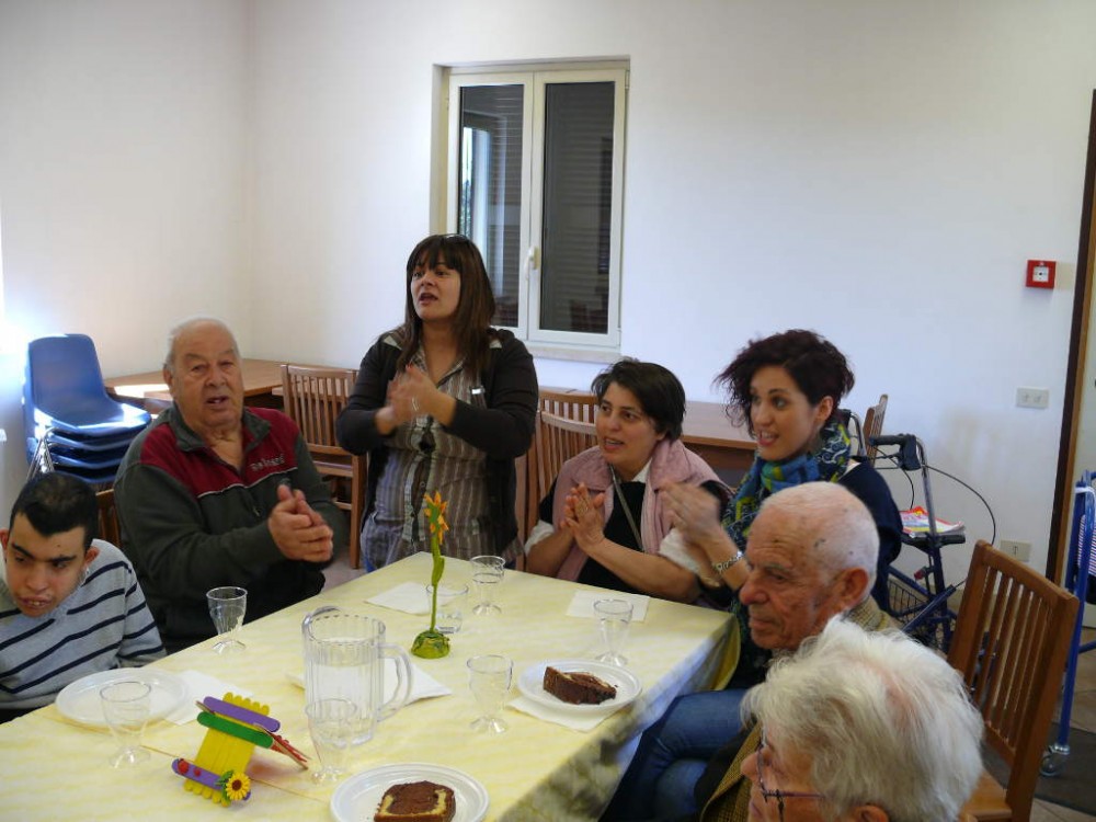 I ragazzi del Centro di riabilitazione di Via Dionisio incontrano gli amici anziani della Casa di riposo